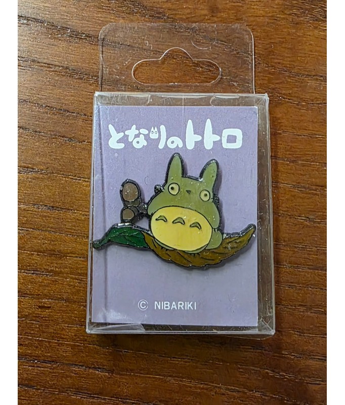 Pin's - Mein Nachbar Totoro - Totoro on leaf